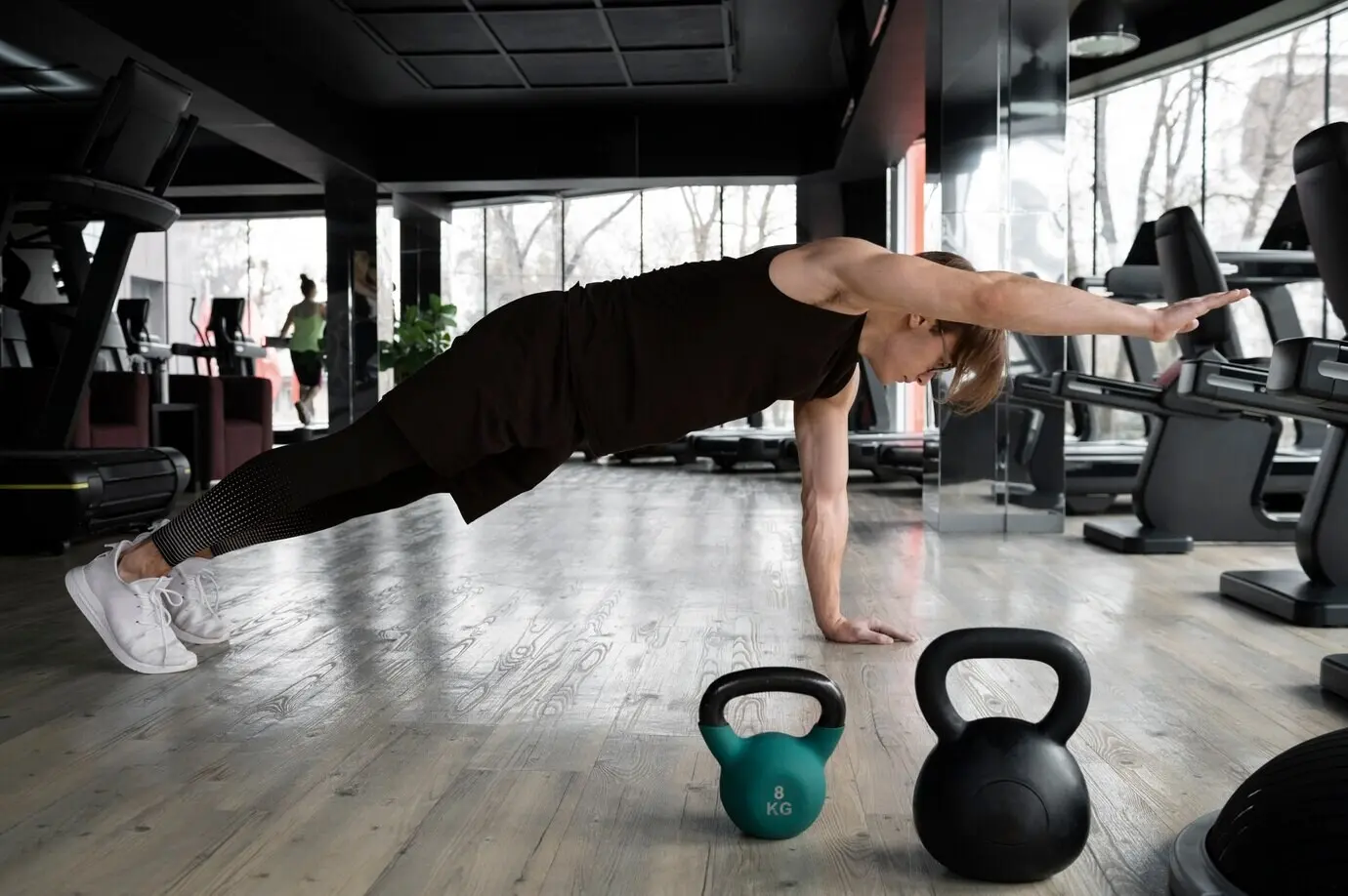 Люди вместе тренируются, поднимая тяжести.